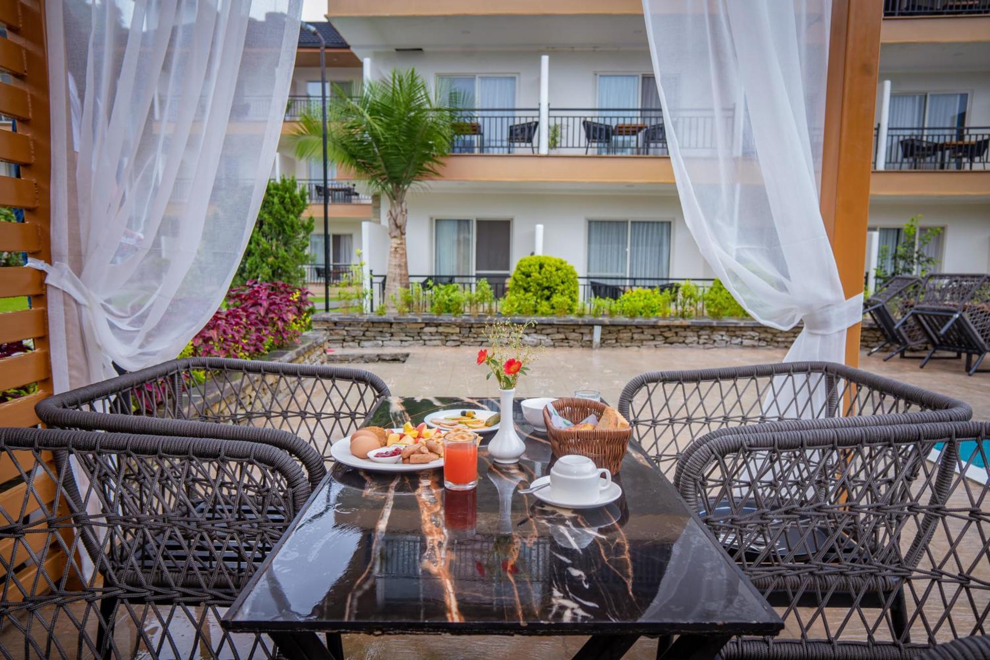 Majestic Lake Front Hotel & Suites Ποκάρα Εξωτερικό φωτογραφία