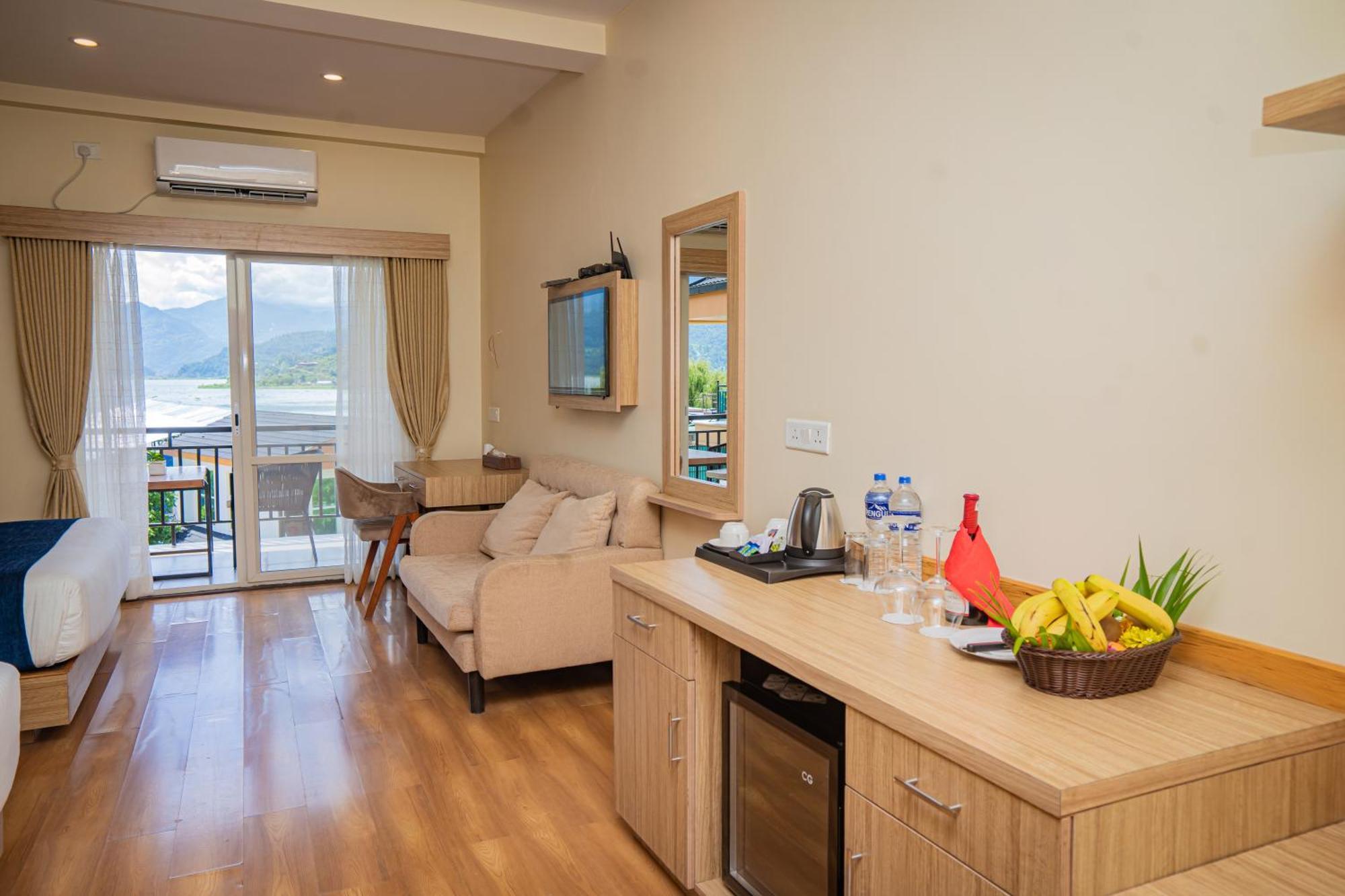 Majestic Lake Front Hotel & Suites Ποκάρα Εξωτερικό φωτογραφία